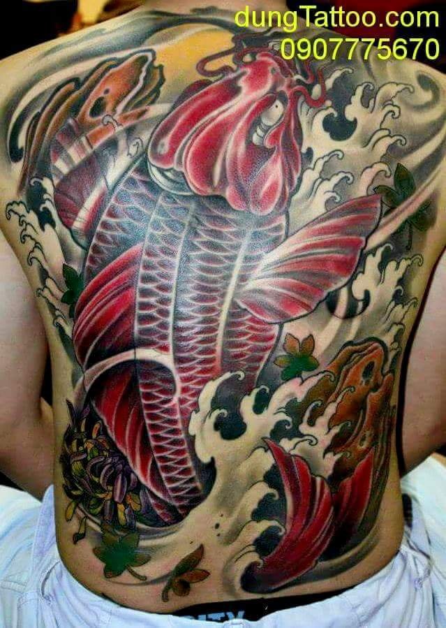 hinh xam ca chep het lung mau do thuc hien dung tatoo